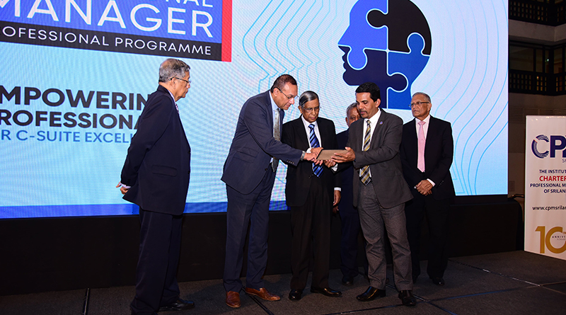 ආචාර්ය සමන්ත රත්නායක විසින් සම්භාවනීය අමුත්තන් සඳහා 'වරලත් වෘත්තීය කළමනාකරු' වැඩසටහන් මාර්ගෝපදේශ පොත පිළිගැන්වීම.(වමේ සිට දකුණට) මහේන්ද්ර අමරසූරිය (අනුශාසක), ආචාර්ය රවී ප්රනාන්දු (ප්රධාන ආරාධිත අමුත්තා), මහාචාර්ය ලක්ෂ්මන් ආර්. වටවල (සභාපති), ටී. සෝමේස්වරන් (පාලක මණ්ඩප උපදේශක), ආචාර්ය සමන්ත රත්නායක (පාලක මණ්ඩප සාමාජික), ජයම්පති බණ්ඩාරනායක (පාලක මණ්ඩප උපදේශක)